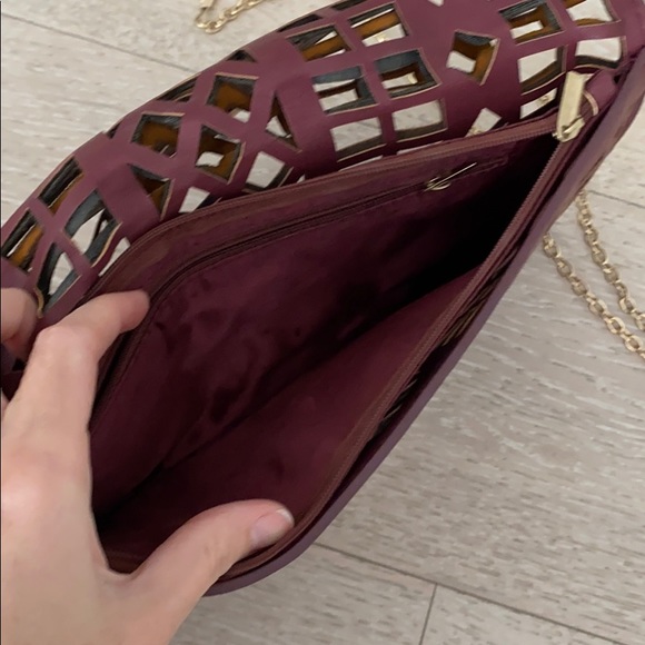 Burgundy clutch and purse with gold details - Picture 3 of 4